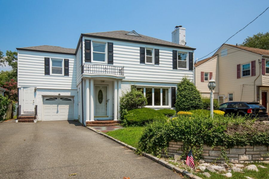 outside of front of 4 bedroom home for sale at maltz auctions